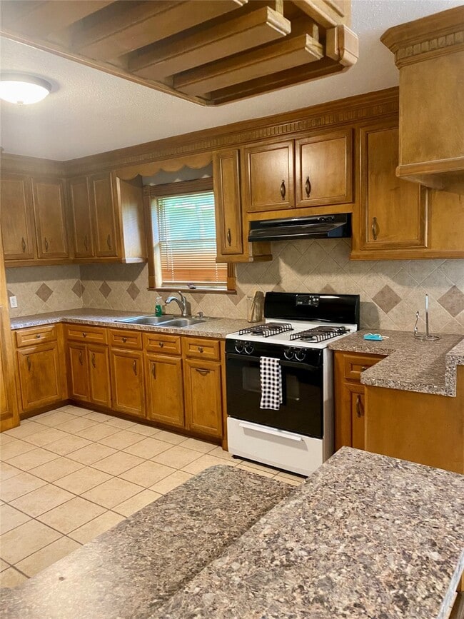 Photo - 215 Bizerte St