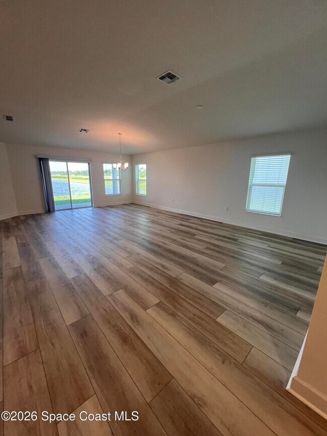 Photo - 715 Hatton Ln SE