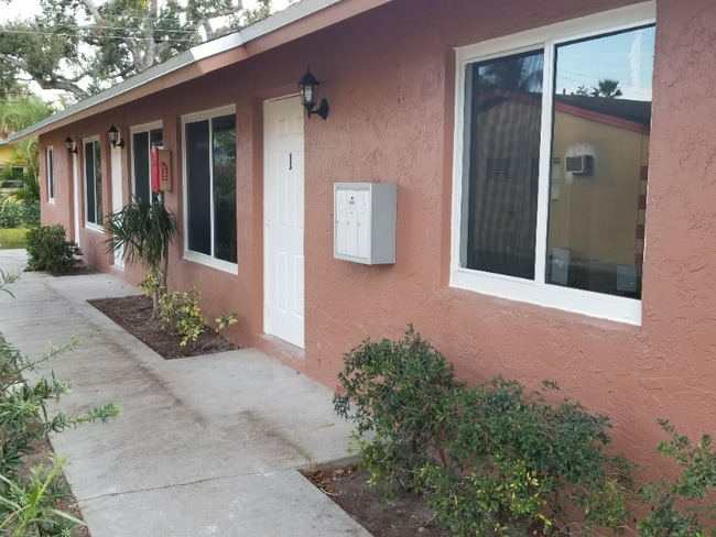 Photo - 830 SW 28th St Apartment Unit 3