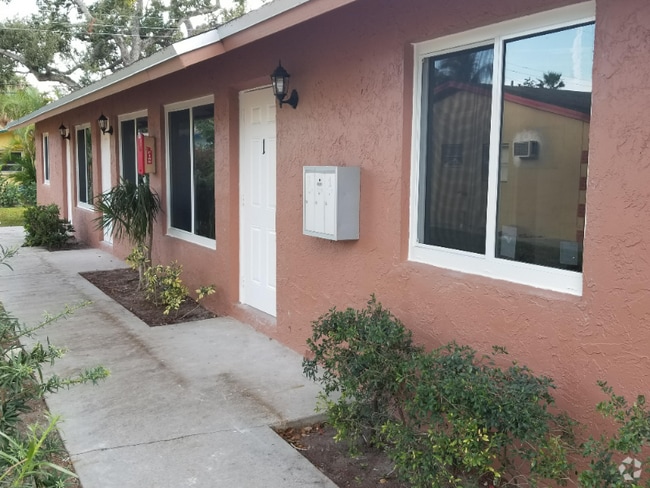 Building Photo - 830 SW 28th St Unit 3 Rental