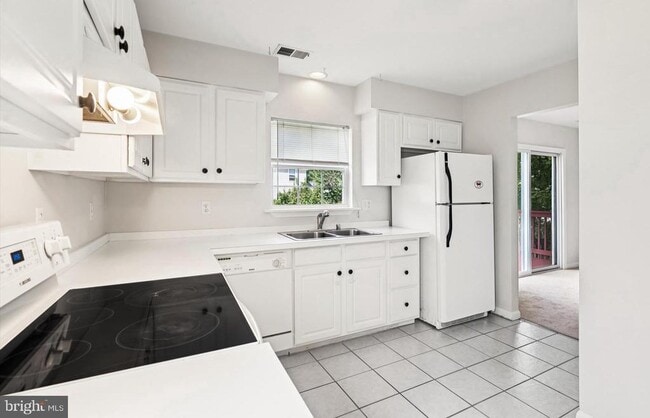Building Photo - 1623 Chesapeake Ln Rental