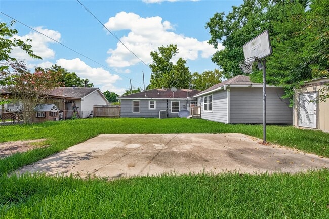 Photo - 10601 Ambursen St
