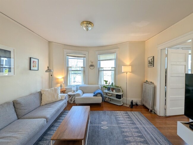 Building Photo - 42 Walnut St Unit 2