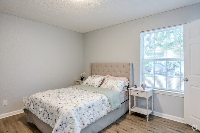 1BR, 1BA - 818SF - Bedroom