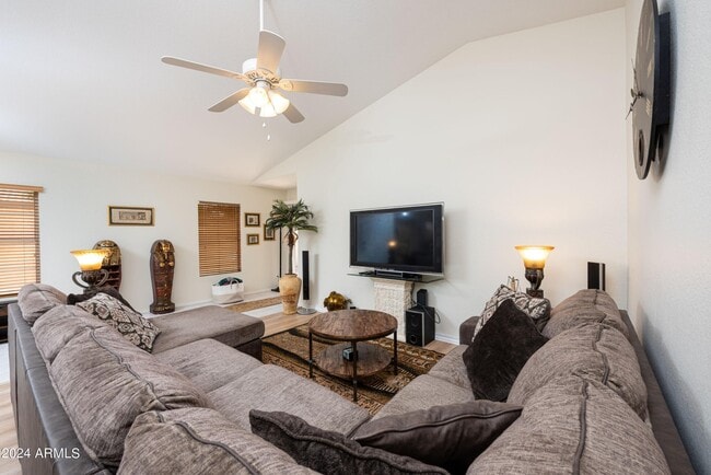 Photo - 707 W Baylor Ln