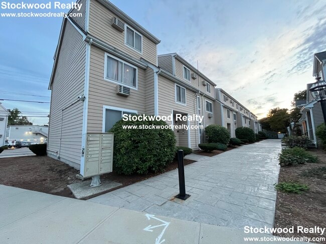 Building Photo - 53 Fairfield Park Unit 53