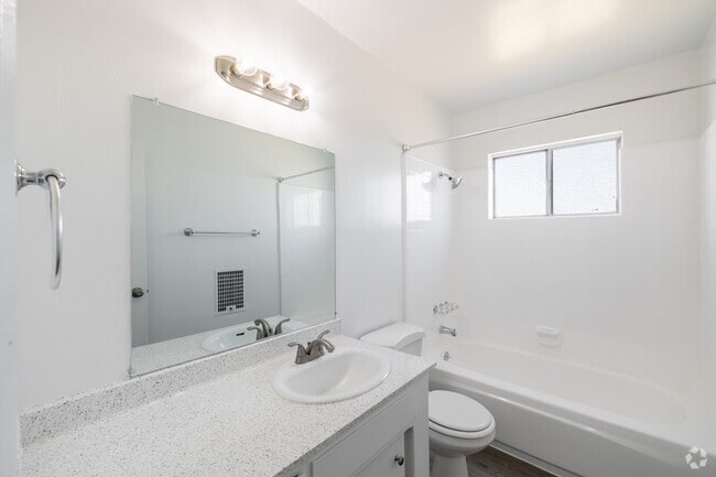 2 habitaciones, 1,5 baños - 900 pies cuadrados - Baño