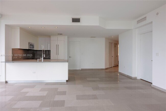 Photo - 68 SE 6th St Unidad 2112