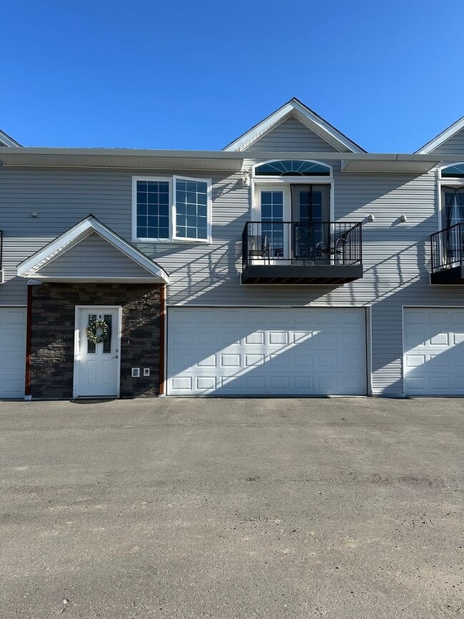 Building Photo - Large 3bd, 2.5 Bath Townhome for Rent in N...