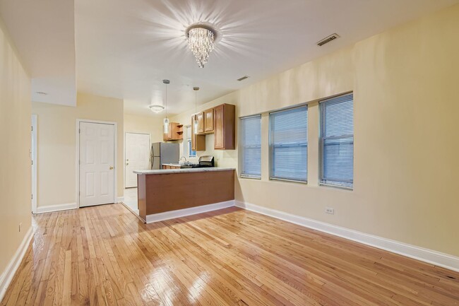 Photo - 6327 N Francisco Ave Unit 2