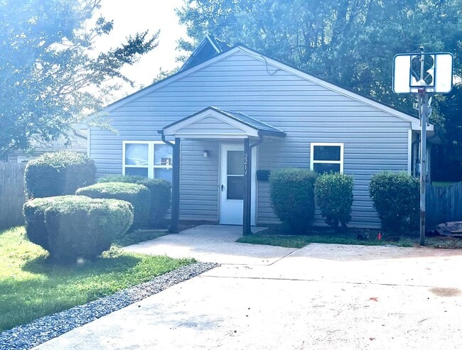 Photo - 2213 Hanover St