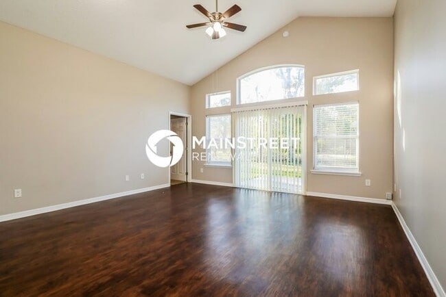 Photo - 3 Bedroom Pet-Friendly Home in Jacksonville, FL with Main Street Renewal