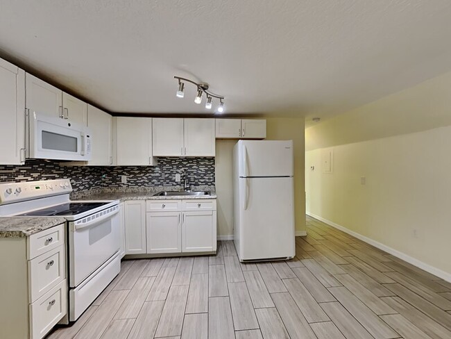 Photo - 613 E 2nd St