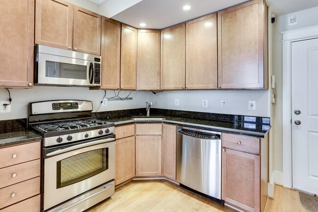 Boutique Two Bedroom Condo in Chinatown! - Boutique Two Bedroom Condo in Chinatown!