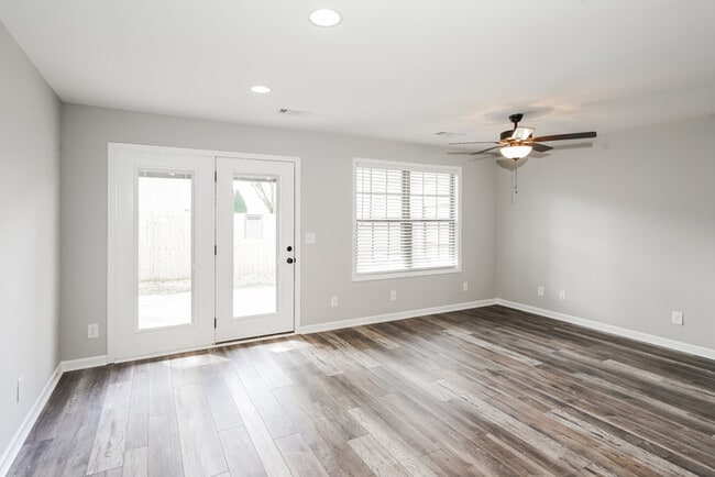 Photo - 212 Signature Pl