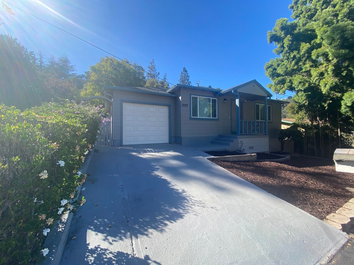 3 bed 1.5 bath near 580 freeway, currently occupied do not disturb tenants, - 3733 Keller Ave House