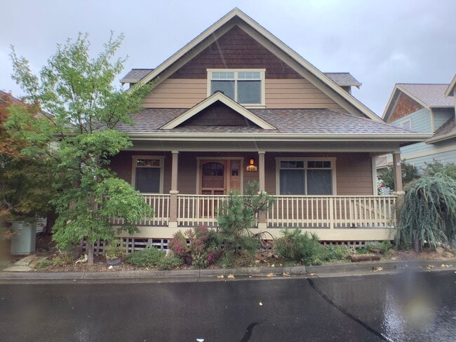 Building Photo - Three bed home with Den/Office in beautifu...