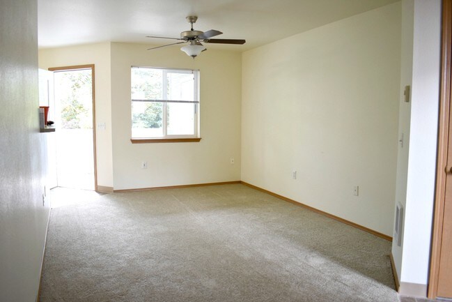 living room - Red Rose Manor
