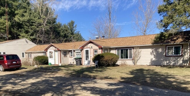 Mostrando la unidad contigua, propiedad del dueño y ocupada por él. - 1589 N Saginaw St Unidad A