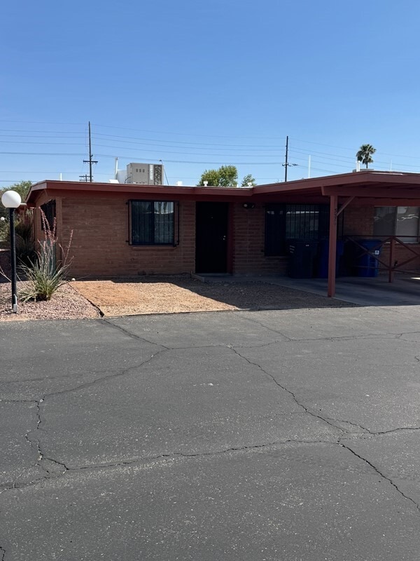 Building Photo - Charming 3 bedroom 2.bath with yard