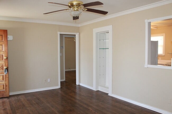 Photo - 207 E Rickenbacker Dr