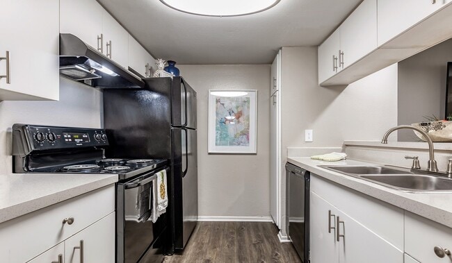 L'Estancia Apartment Homes