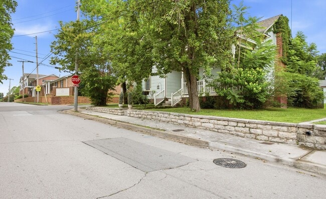 Photo - 324 W 9th St
