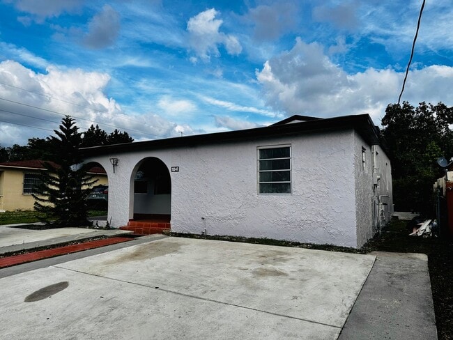 Building Photo - 1041 NW 32nd Pl