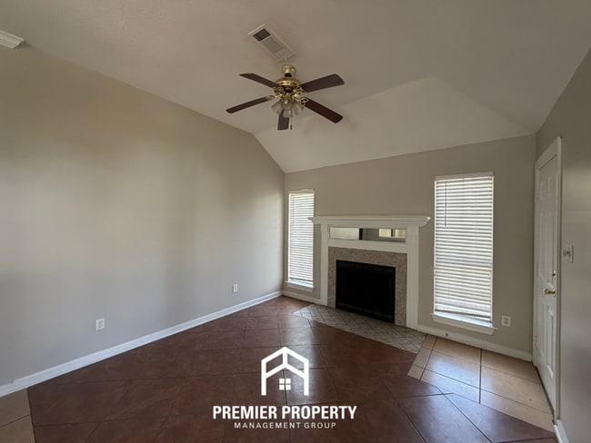 Photo - 2815 Juanita Cir W