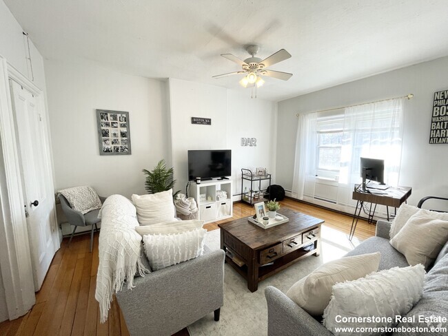 Building Photo - 748 E 4th St Unit 3 Rental