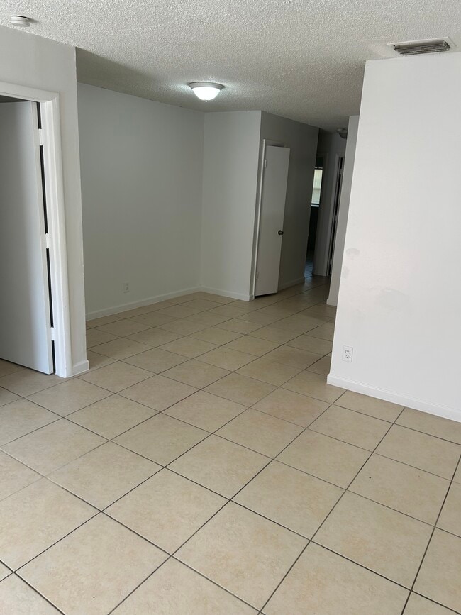 Building Photo - 5634 NW 27th Ct Unit Rennasance
