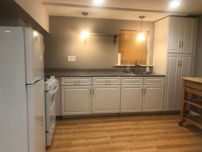 Lots of cabinets/counters - 14 Felix Pl Unidad 1