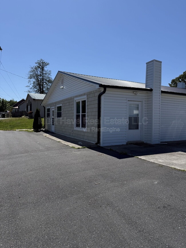 Building Photo - 404 W Main St