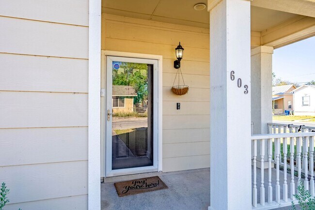 Photo - Downtown Home within Minutes from the Riverwalk & Alamodome ~ Large Corner Lot!