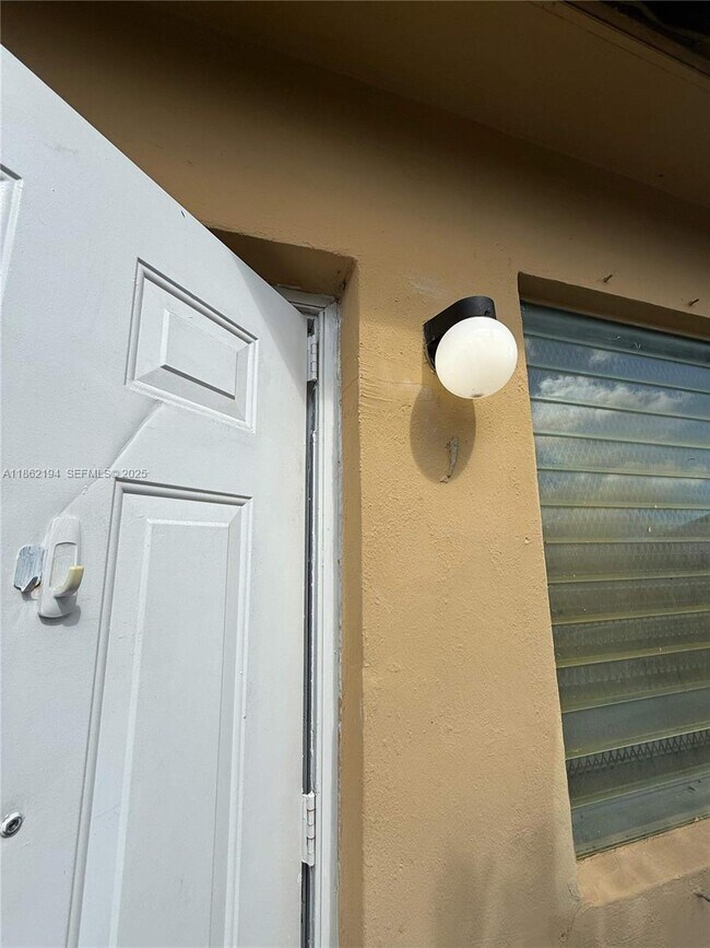 Building Photo - 361 Sharar Ave Unit 1