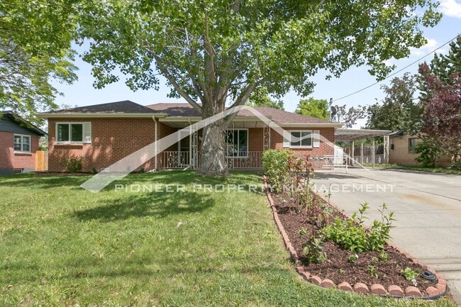 Building Photo - Charming Home with Washer/Dryer and Fenced...