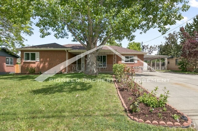 Building Photo - Charming Home with Washer/Dryer and Fenced...