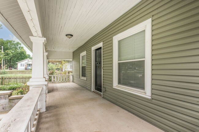 1121 S Roanoke Ave