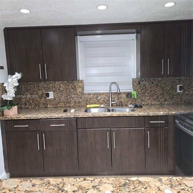 Building Photo - 9371 Fontainebleau Blvd Unit I235