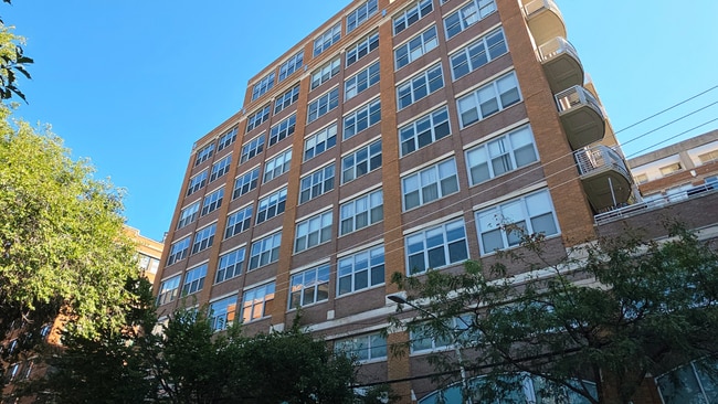 Building Photo - 933 W Van Buren St Unit 304
