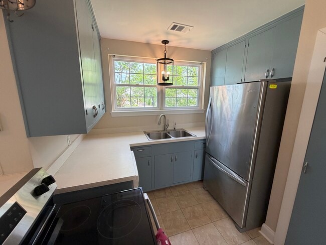 Kitchen - 1921 Castleman Dr