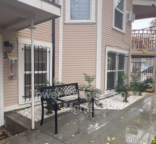 Building Photo - 716 14th St Unit A