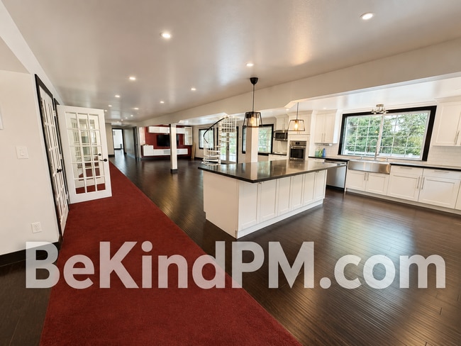 Building Photo - Spacious, Bright & Pet Friendly! Unit B