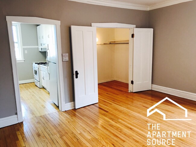 Building Photo - 3932 N Keeler Ave Unit 3C