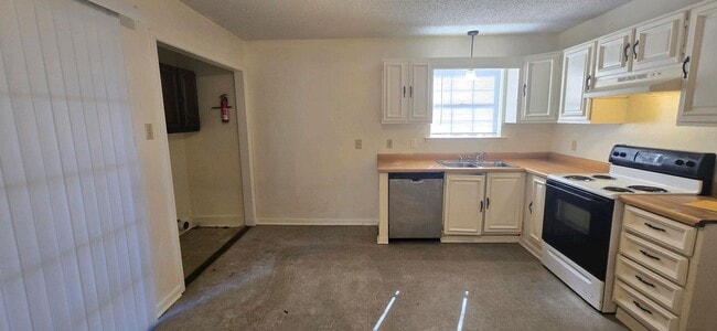 Photo - Available! 2 Bedroom 1 Bath Close to Everything! Longview, TX!