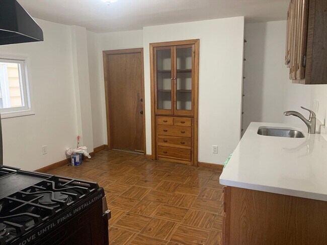 Building Photo - 110-112 S Common St Unit 2