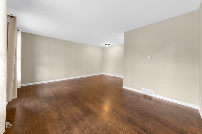 Photo - Gorgeous 3 Bedroom 2 Bath with FULL FINISHED BASEMENT in MUNDELEIN!