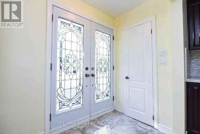 Photo - 153 Vodden St E