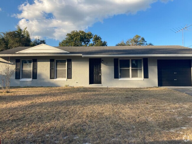 Building Photo - 3 Bed 1 Bath Home Pet Friendly With Large ...