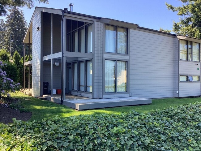 Building Photo - Bright & Stylish 2-Bedroom Townhouse in We... Unit 1304